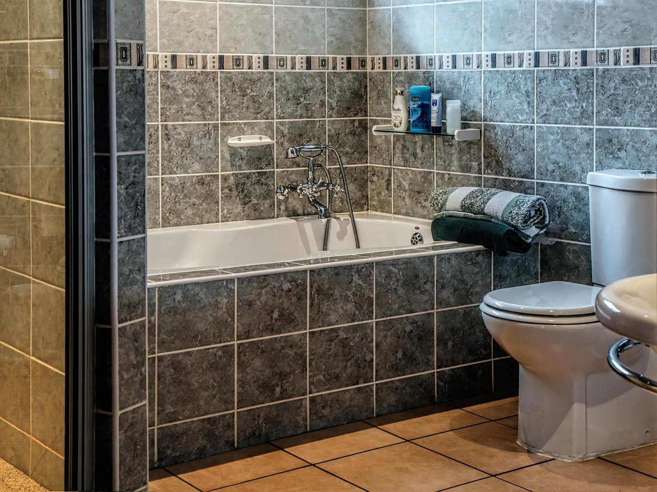 Silicone in bagno: quando rifarlo e quando basta pulire
