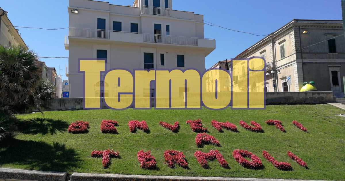 Tecnico installa un condizionatore d'aria moderno su una parete esterna di un edificio residenziale, con attrezzi da lavoro visibili