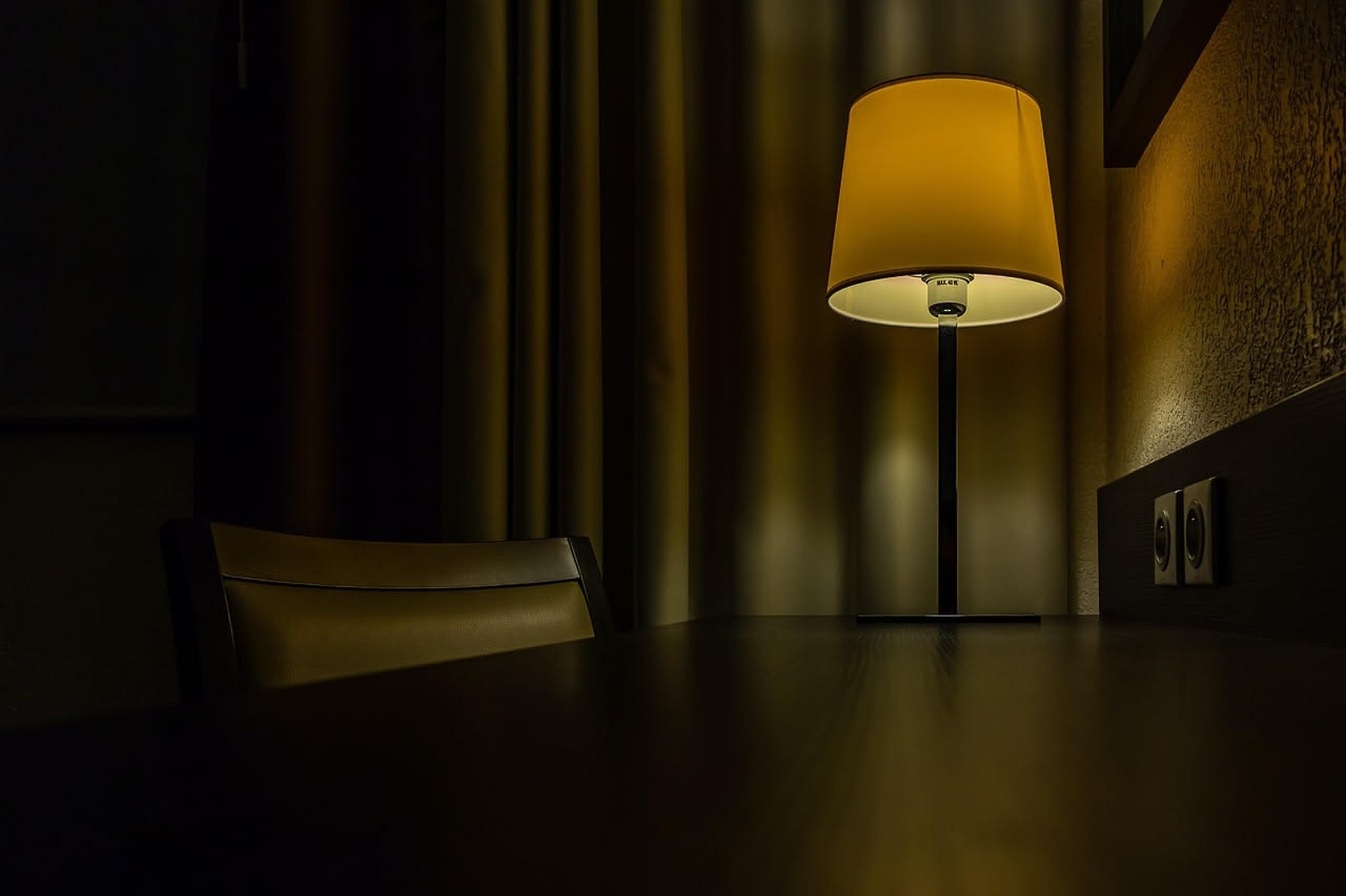 Luce calda in camera a sera: quale lampadina scegliere