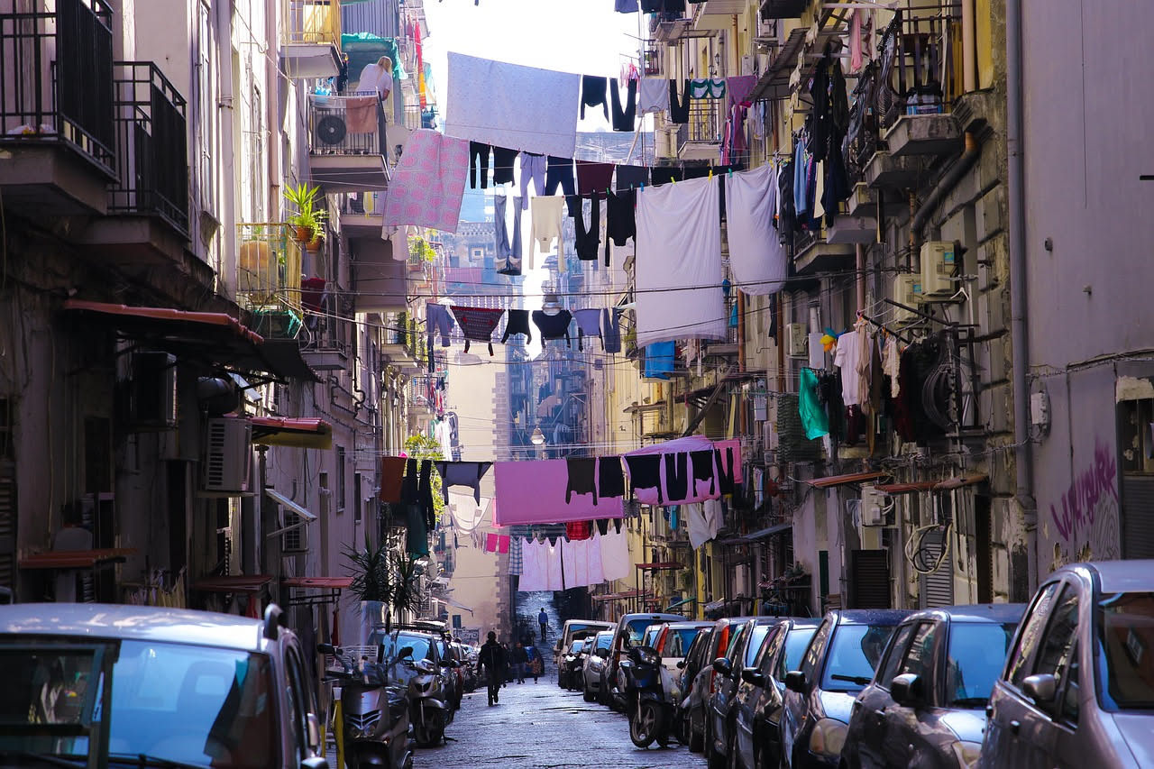 Box garage stipati di roba: il problema dei condomini italiani