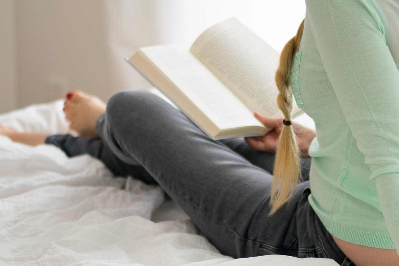 Leggere a letto: quali posizioni danneggiano schiena e collo