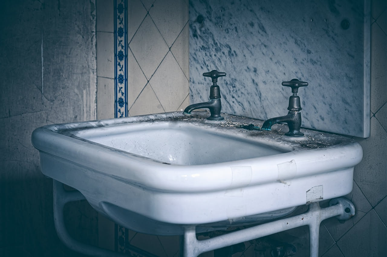 Muffa sulle fughe del bagno: cosa funziona senza candeggina