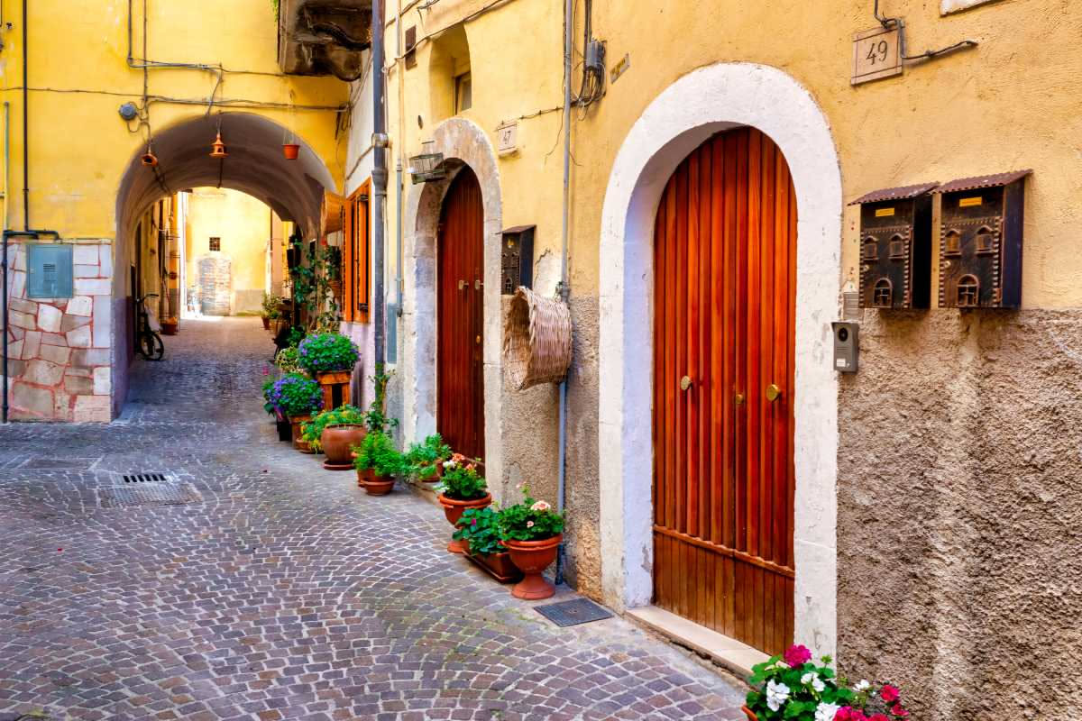 Citofoni vecchi: cosa raccontano i cognomi sui campanelli