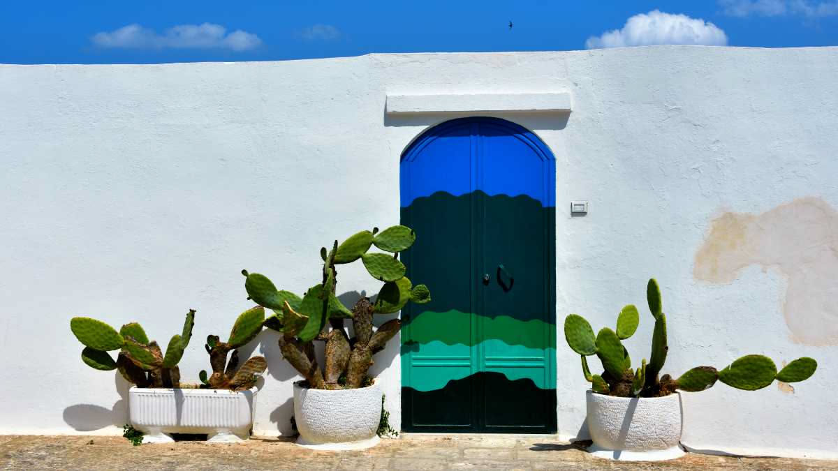 Ridipingere una porta interna senza smontarla: ecco come fare