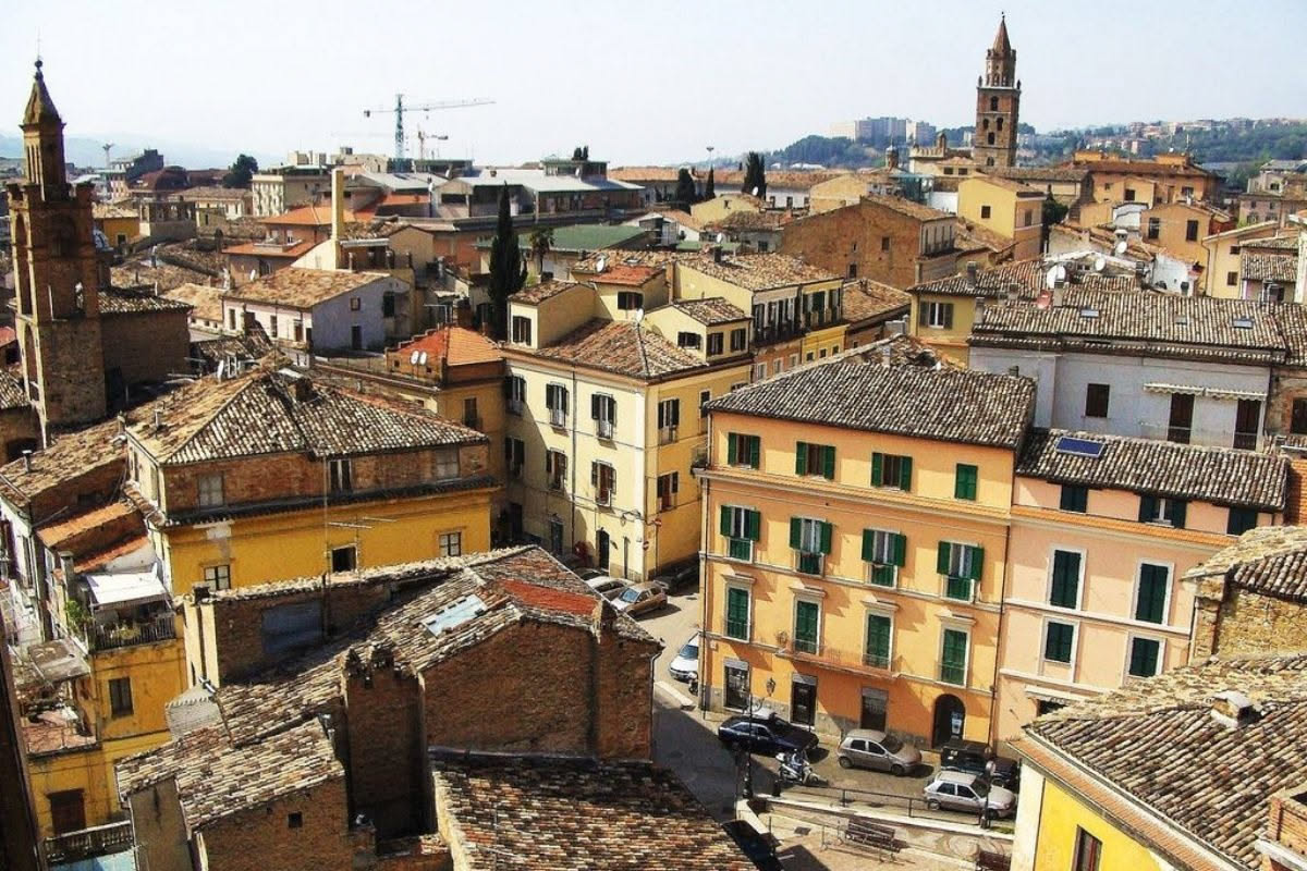 Donne in affitto da uomini: come cambia la convivenza urbana
