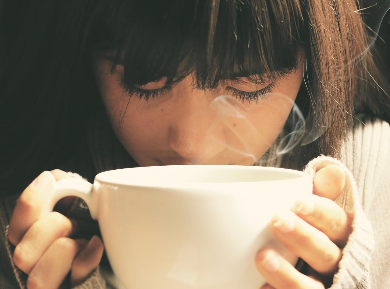 Dopo un pasto pesante bevi caldo o freddo? La digestione risponde così
