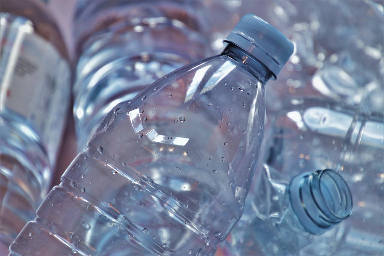 Bottiglie d'acqua di plastica: come riusarle senza rischio per la salute