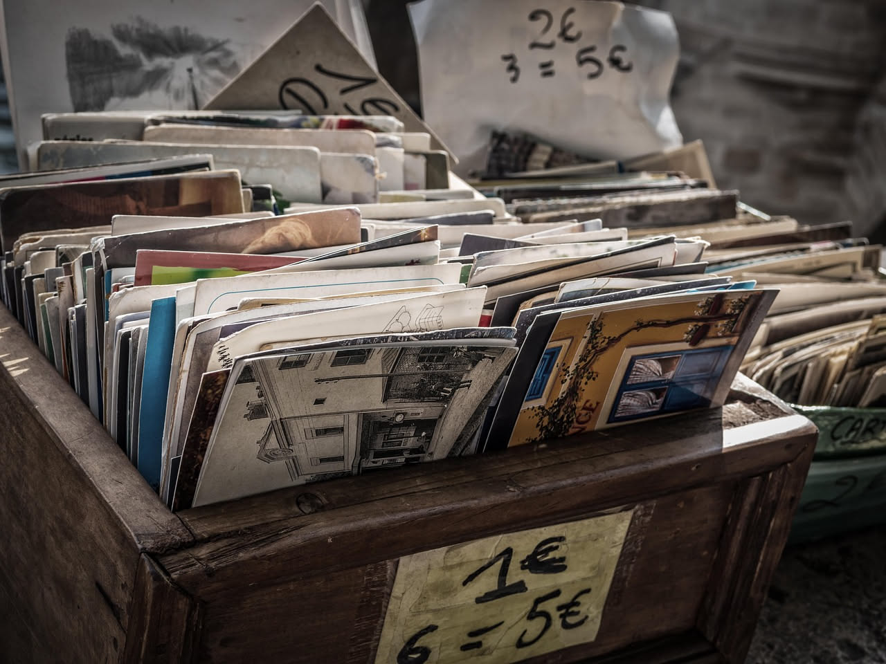 Cassette delle riviste negli atri: cosa resta della carta stampata in Italia