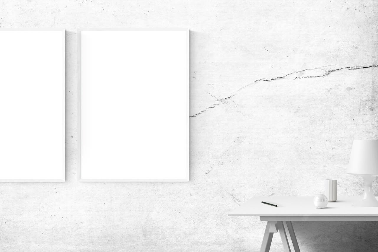 Muro bianco con buco tondo da chiusura porta, pennello e barattolo di pasta gesso bianca su tavolo di legno, primer spray accanto