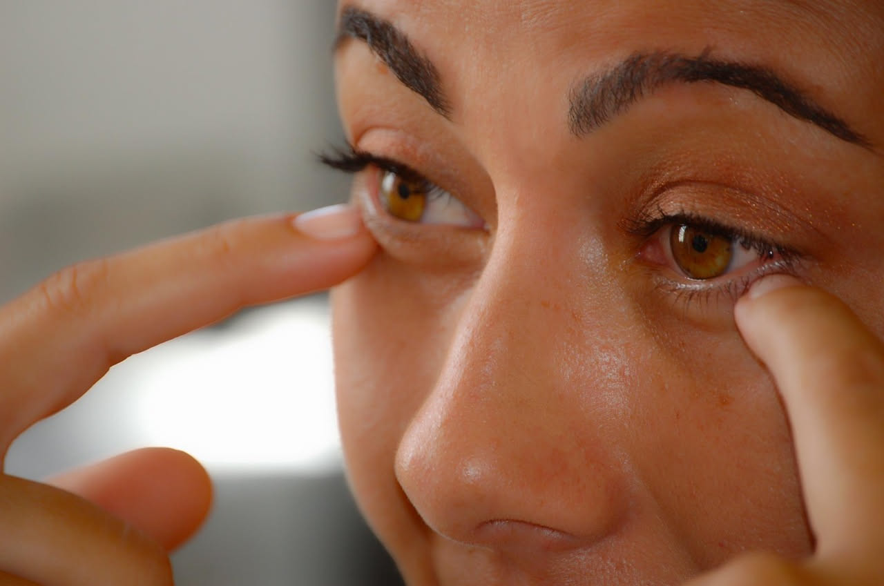Pausa occhi a metà mattina: tre minuti che migliorano la vista