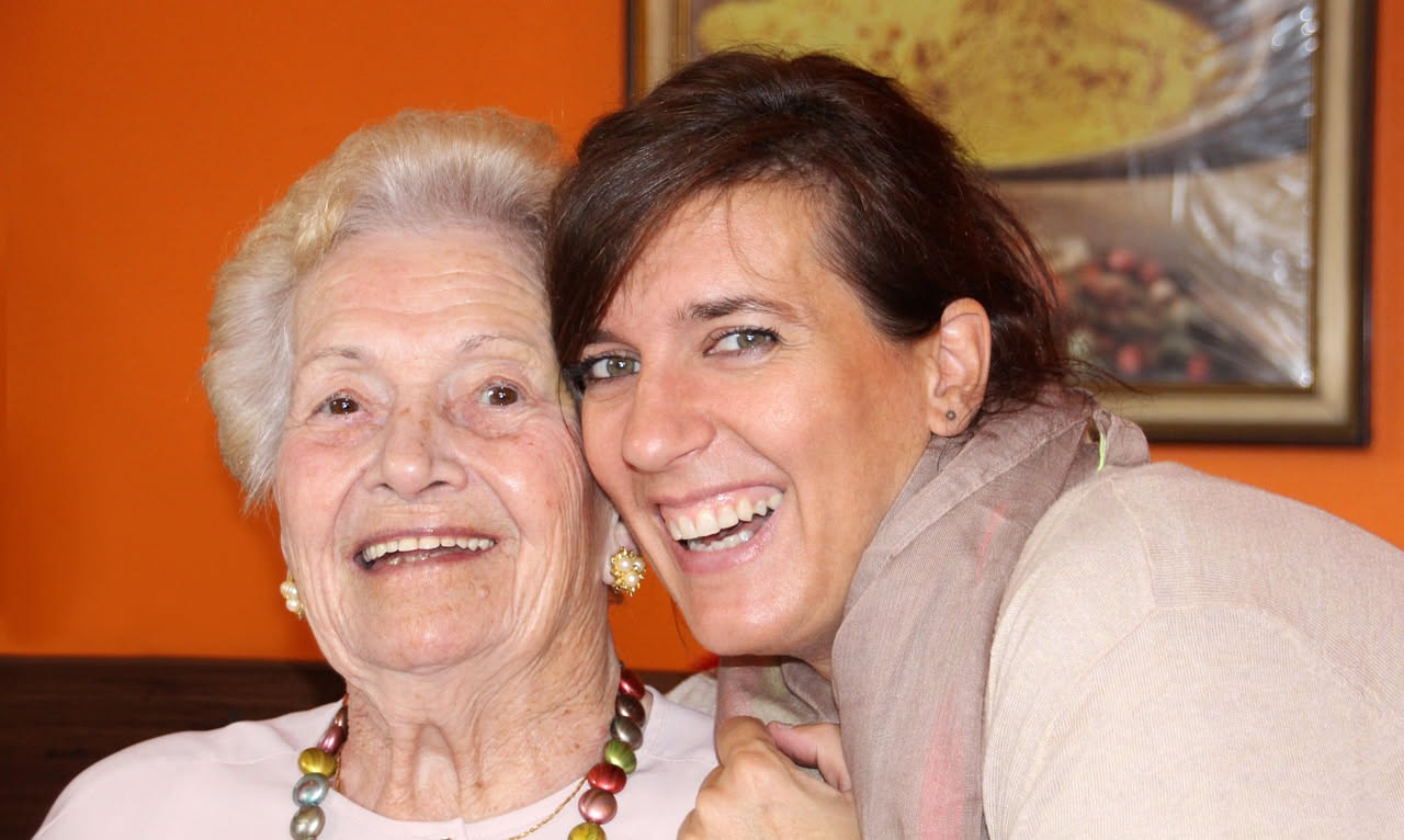 Quando la nonna torna a casa: figlie adulte che vivono con i genitori