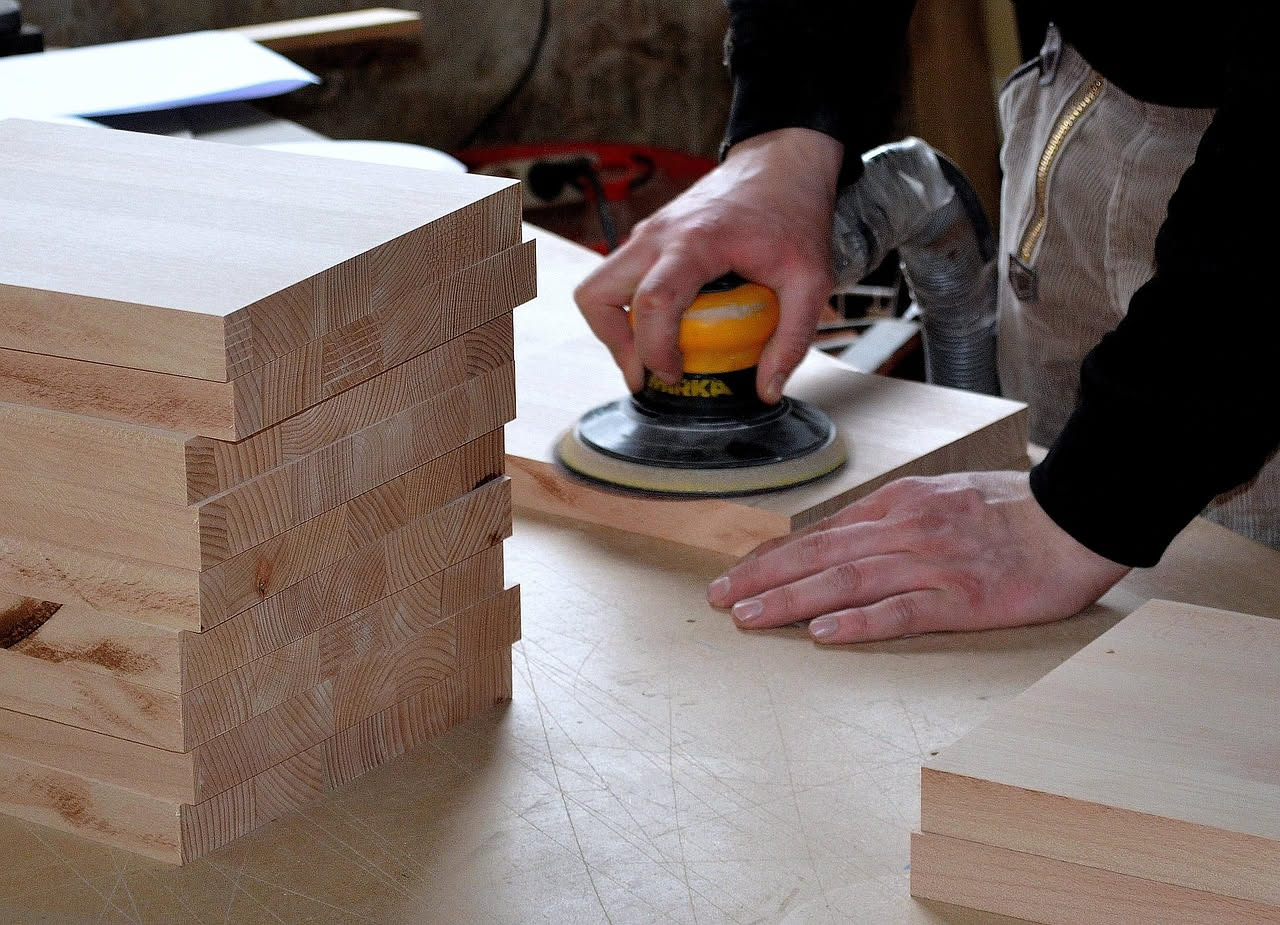 Verniciare legno grezzo: perché la preparazione è più lunga della verniciatura