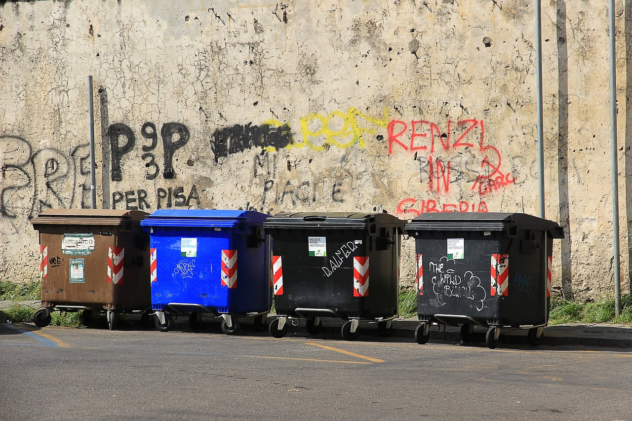 Bidone della spazzatura: come pulirlo una volta al mese per eliminare gli odori
