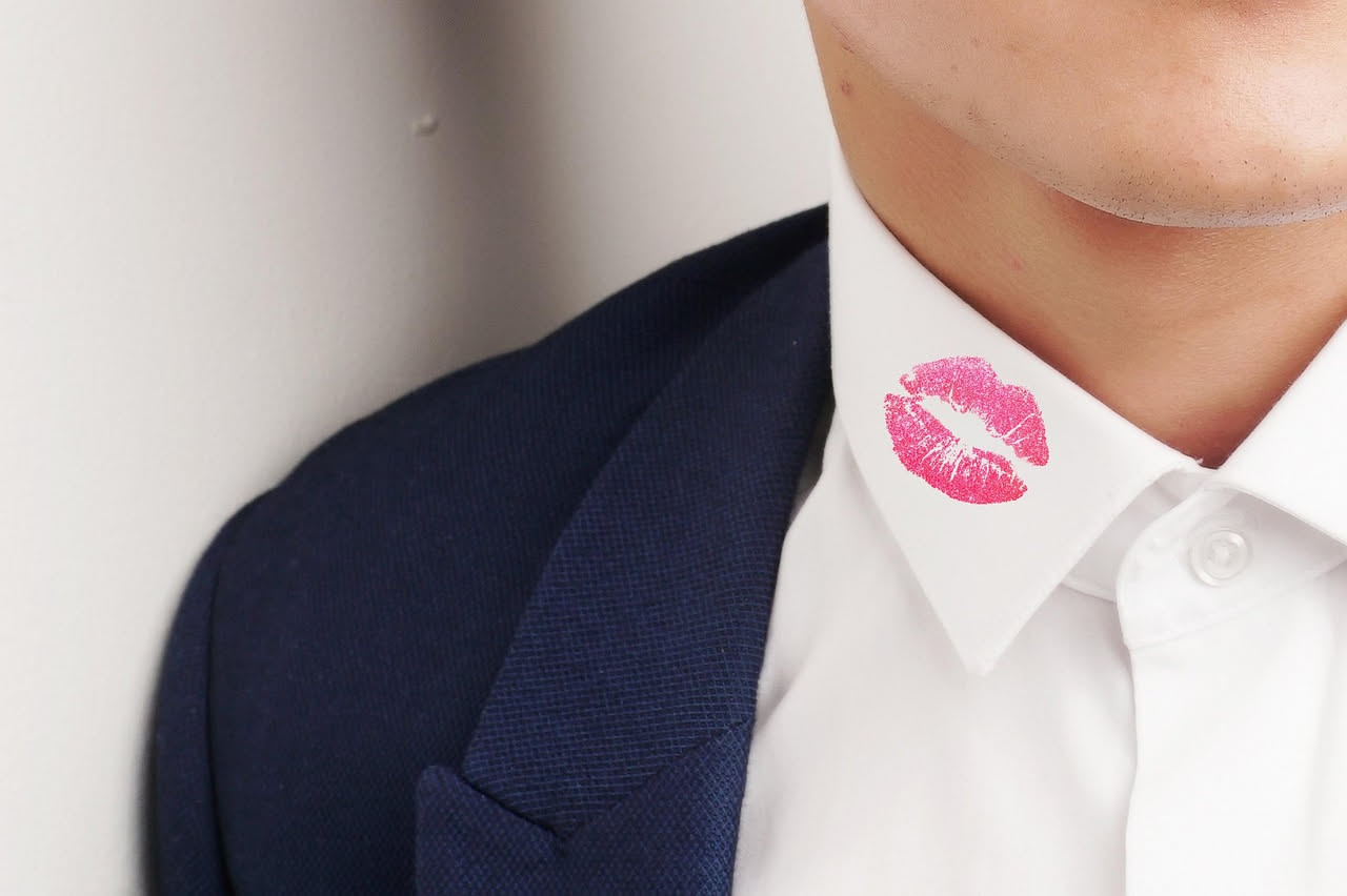 Macchie di rossetto sui colletti: come eliminarle subito