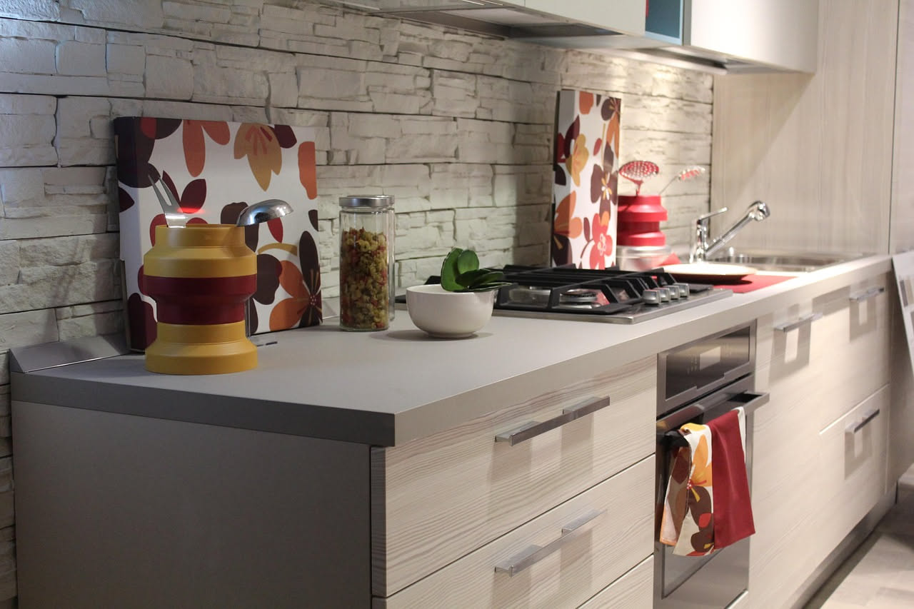 Ante in laminato bianco di una cucina moderna in primo piano, pulite con panno in microfibra e senza aloni